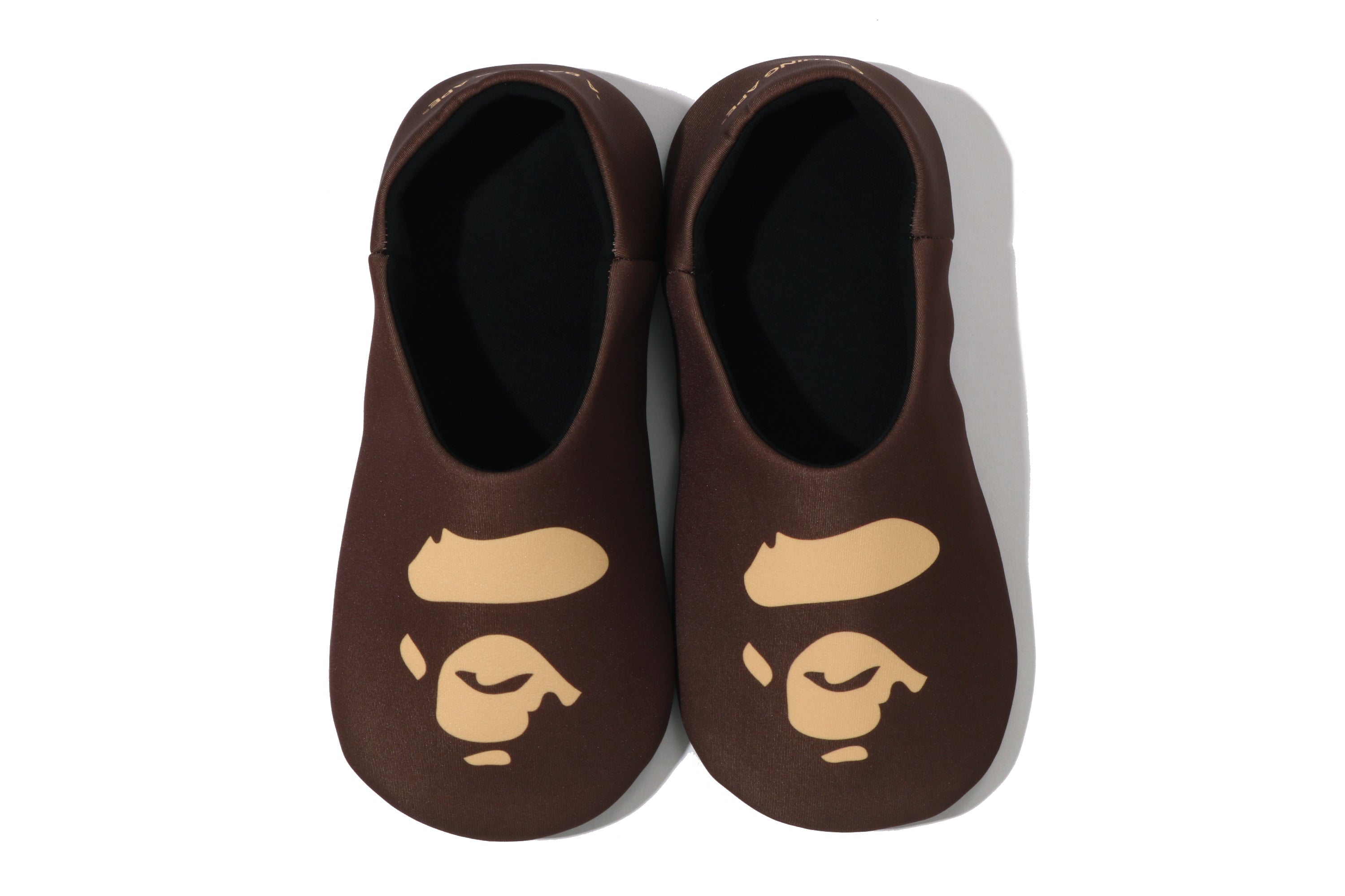 APE HEAD SLIPPERS & POUCH SET – eu.bape.com APE HEAD SLIPPERS & POUCH SET – eu.bape.com