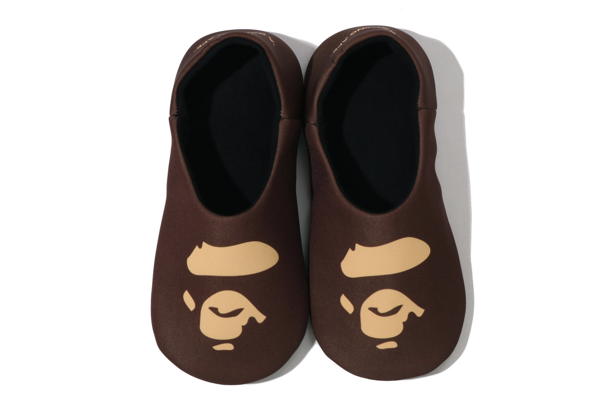 APE HEAD SLIPPERS & POUCH SET