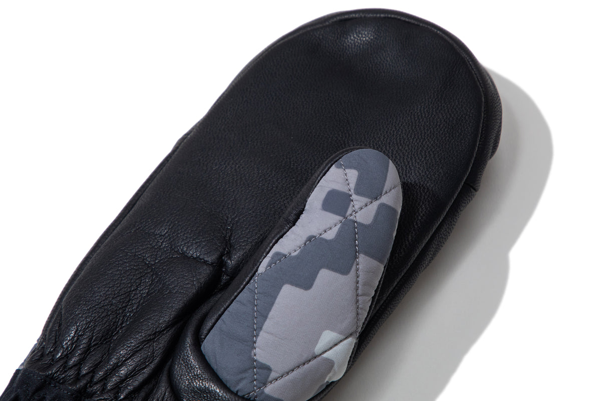 BAPE BY KAZUKI KURAISHI PIXELATE CAMO GLOVES